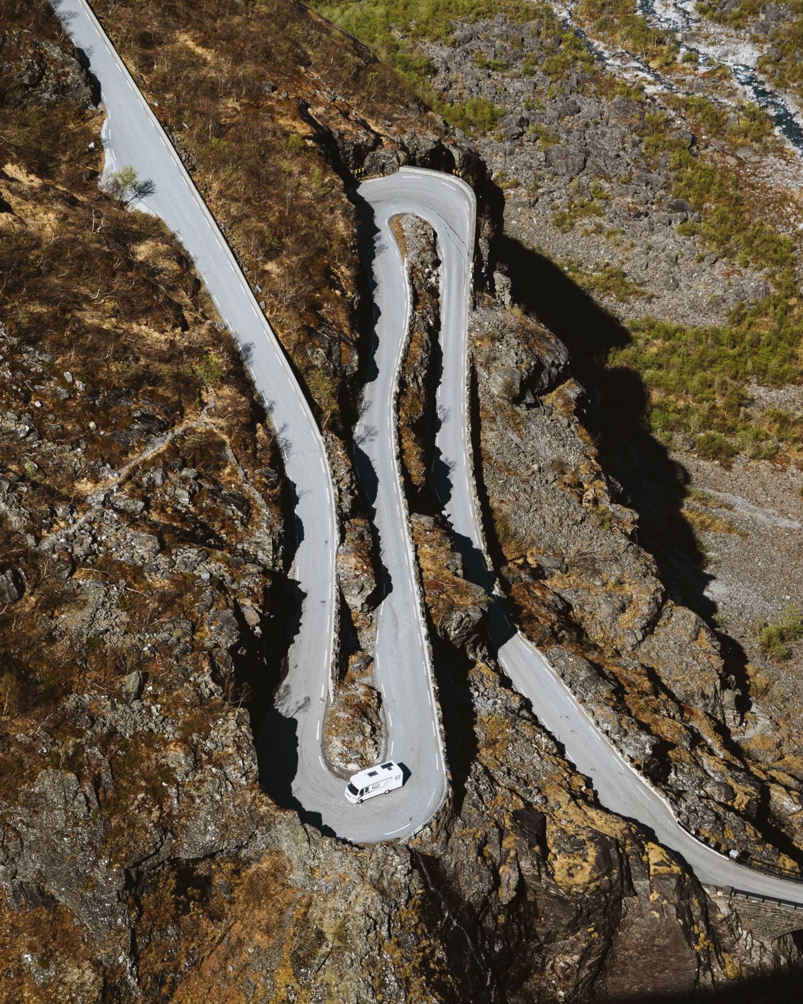 Bobil på svingete fjellovergang sett ovenfra